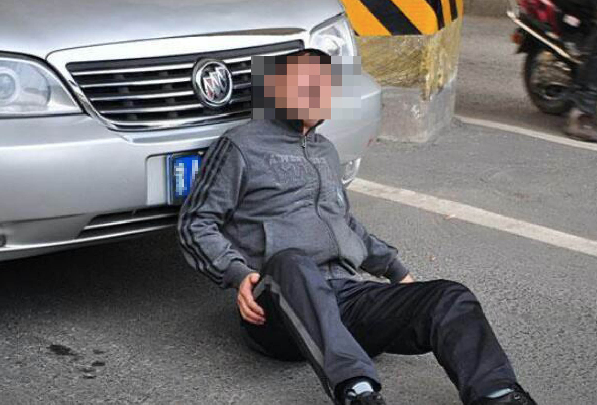 广州司机闯红灯致13伤 目击者称有人被车带出几米|闯红灯|目击者|行人_新浪新闻