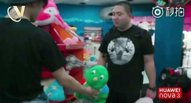 娱乐圈明星与助理的糖,简直又甜又酸,易烊千玺跟助理相爱相杀!