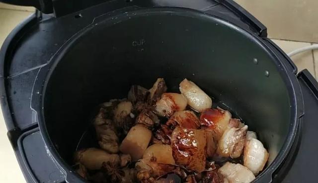 红烧肉的最新做法,不用一滴油,不加一滴水,吃起来肥而不腻