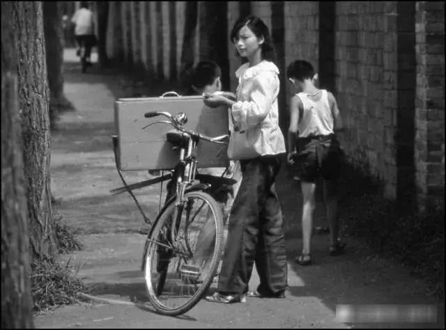这些80年代的老照片:小朋友也骑28寸自行车