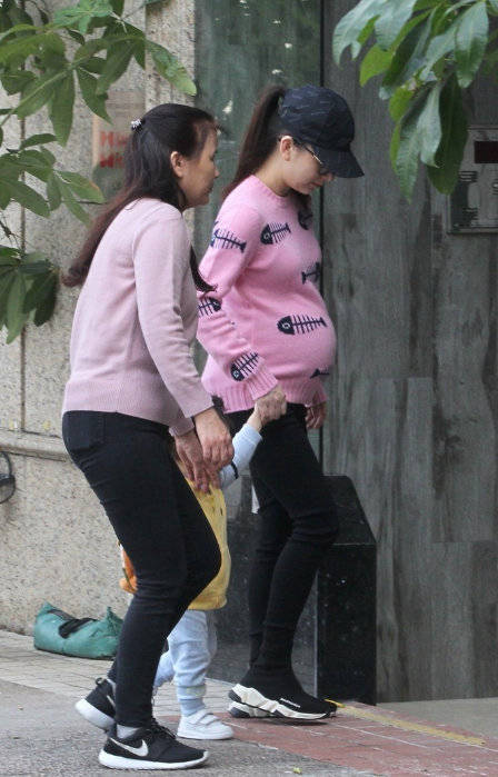 郭富城女儿正面曝光萌到爆，方媛肚子成焦点：看样子是儿子