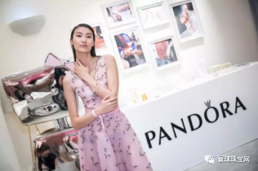 轻奢珠宝潘多拉跨界咖啡店走红 超模人气博主纷纷“打卡”__凤凰网