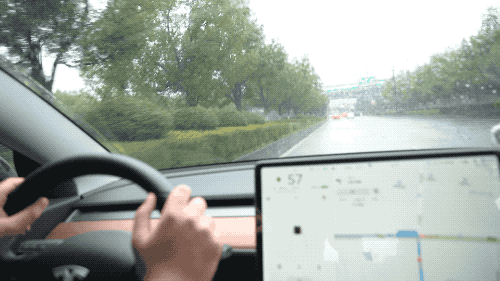 我们搞了辆特斯拉Model 3，让它自己在马路上开了半小时！