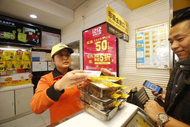 周黑鸭复牌跌超4%，否认数据造假，称做空方只拿1%样本说事
