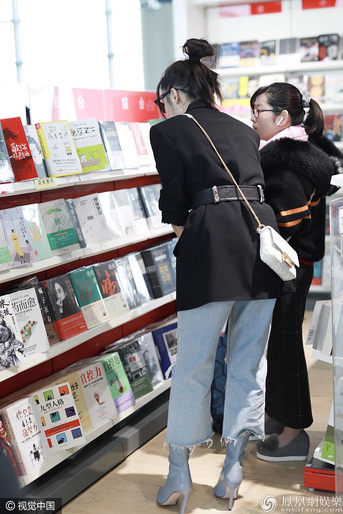 张天爱机场买书变“三好学生” 扎高丸子头配黑超个性十足