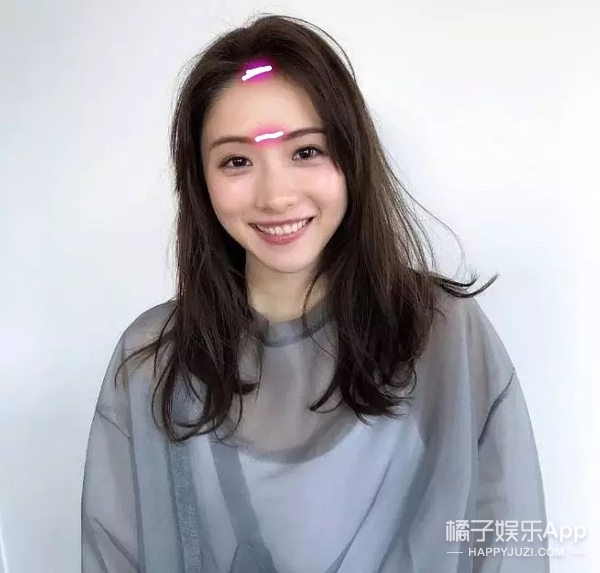 她这下巴是不是整失败了？
