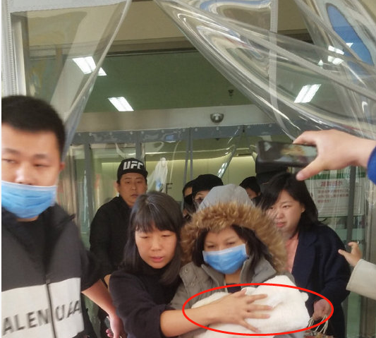 产后首现身，在冯绍峰和母亲的陪伴下，赵丽颖出院了