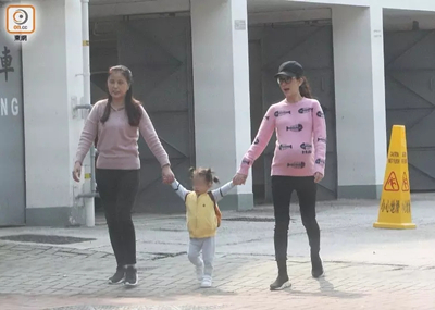 郭富城娇妻挺孕肚带大女儿出门，网友：绝对是亲生的！