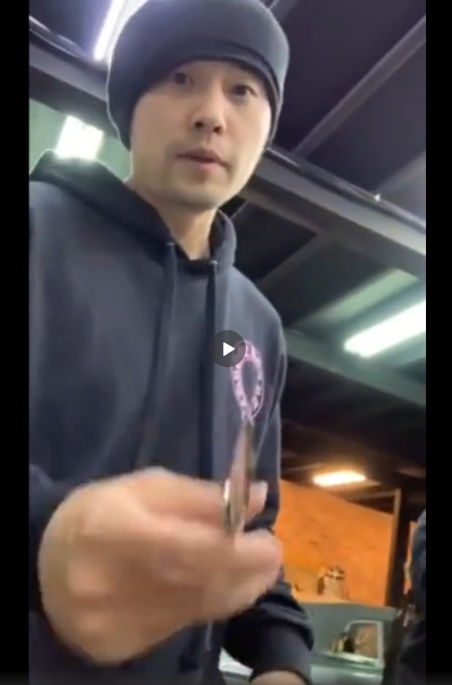 周杰伦不出专辑却在给黑人理发，一刀下去黑人一脸懵逼！