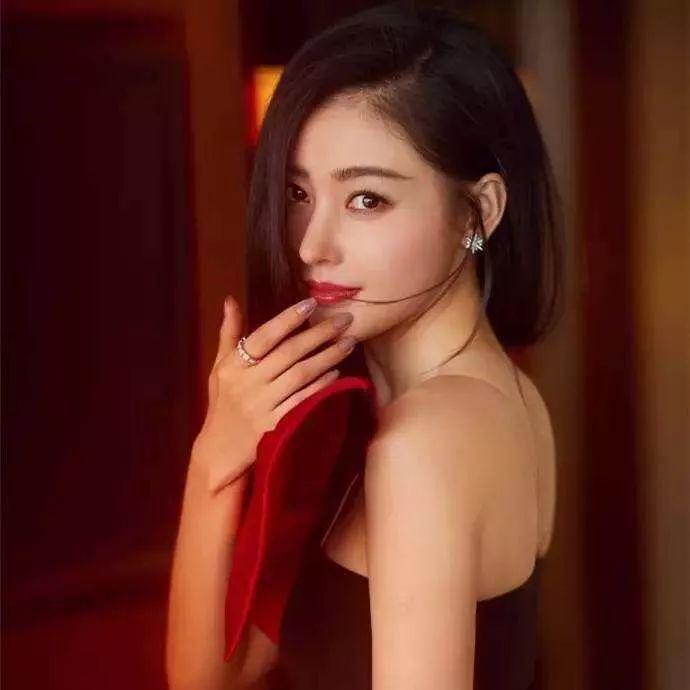 截胡赵丽颖，艳压范冰冰的炒作女王，突然人间蒸发了？