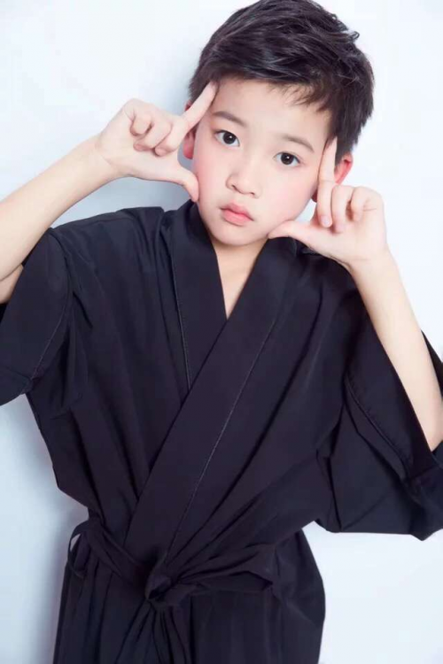 综艺小艺人王嘉豪:俊俏脸庞,时尚宠儿