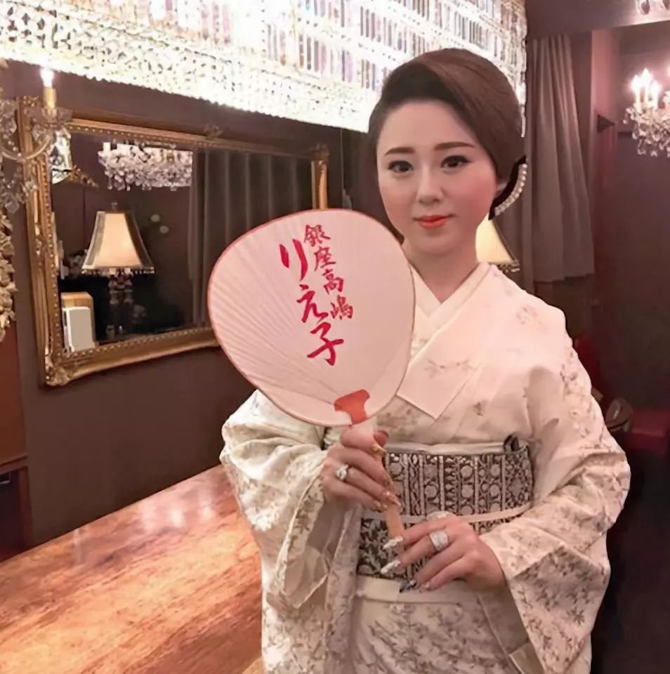 一顿饭100万、钻戒1亿元，年收入30亿的她到底什么来头？