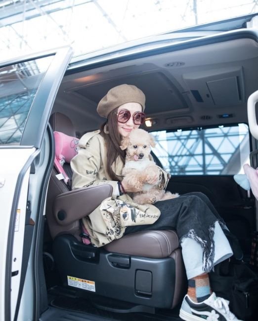 Selina悲痛吻别15岁爱犬，曾因它与前夫不和成离婚导火索