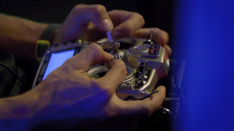 撞机、落网、掉水里，超高的报废率才是无人机竞速赛的速度与激情