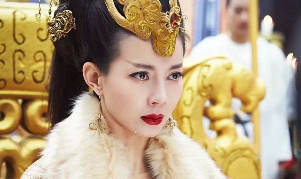 《武林外传》里的最美遗珠，如今整得六亲不认，双眼皮比卧蚕还大了…