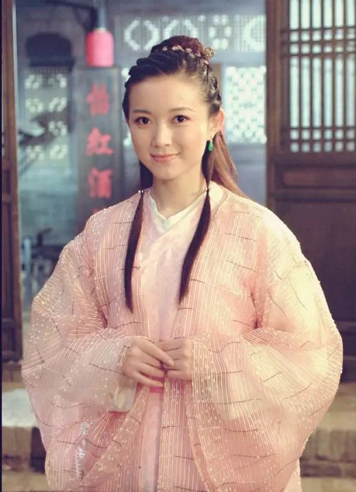 《武林外传》里的最美遗珠，如今整得六亲不认，双眼皮比卧蚕还大了…