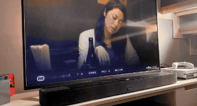 下班回家，总看见老婆对着电视机说话……