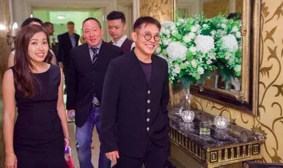 55岁李连杰近照像年轻了好几岁，完全不见之前的苍老病态！