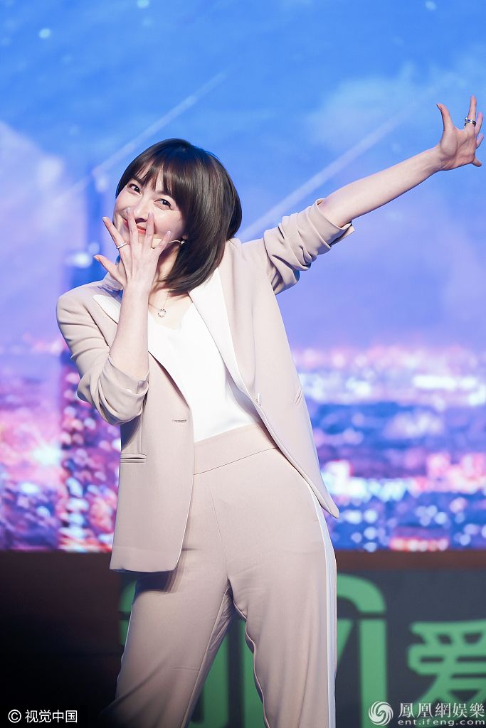 吴昕谦虚回应演技提升只打60分 扭胯比V贡献超萌表情包