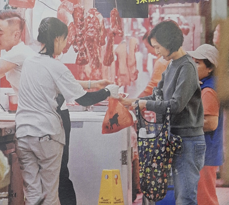 模范夫妻恩爱21年，刘青云郭蔼明相互依赖，生活很接地气
