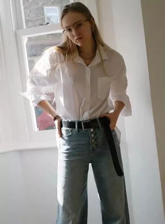 腰带 老爹牛仔裤 短靴的组合更是每次都很出彩,对梨形身材特别友好