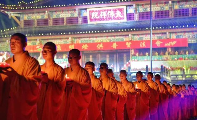 “圣灯”奇景再现!峨眉山万盏明灯供普贤