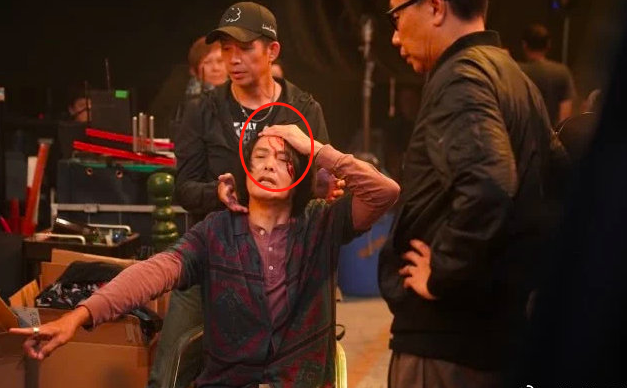 周润发遇粉丝求合照，摘下帽子没有丝毫明星架子，额头伤痕已不见