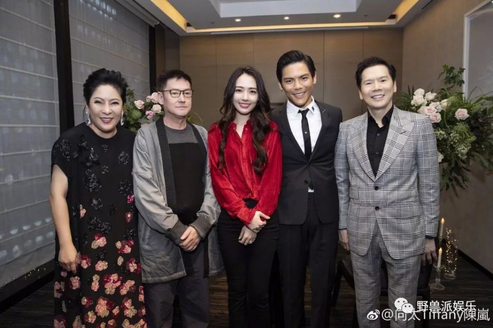 看着他俩订婚，有多少人被打脸了？
