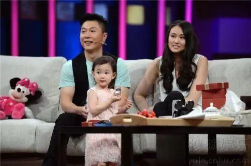 我们问了李小鹏：李安琪爱说英文是在晒“优越感”吗？
