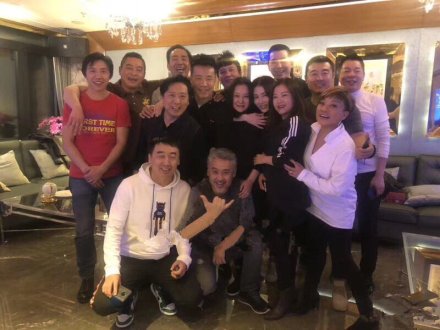 <b>吴秀波近况曝光：与友相聚挤公寓</b>