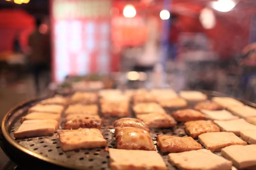 安顺街头小吃——烤豆腐。摄影/潘军翔