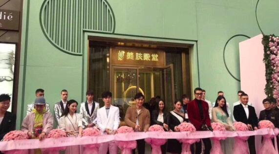 范冰冰携母亲出行，七位数豪车再次惊呆众人