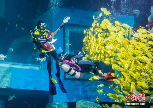 水下也能玩音乐?潜水员"海底"弹吉他嗨翻天