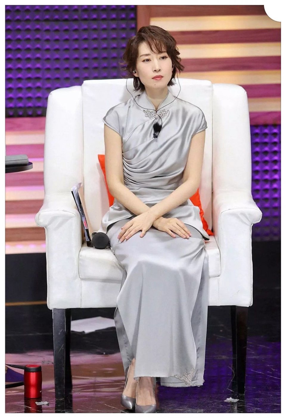 刘敏涛终于高调美一回，一袭改良旗袍裙+新发型亮相，闪耀又惊艳