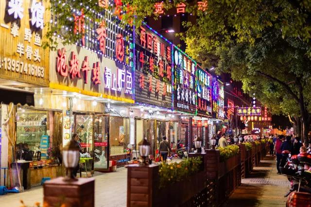 by 鄞州旅游 这条街就在十里街区的外围 是条老夜市街了 从台湾小吃街