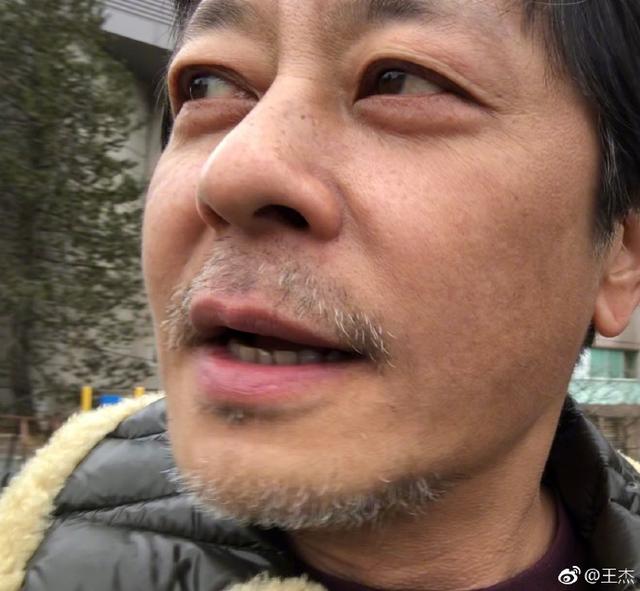 56岁王杰晒自拍，憔悴不堪，满面沧桑胡子都白了