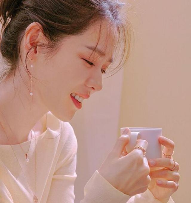 打败全智贤,撩倒宋慧乔前男友,37岁被小6岁奶狗“恋”上