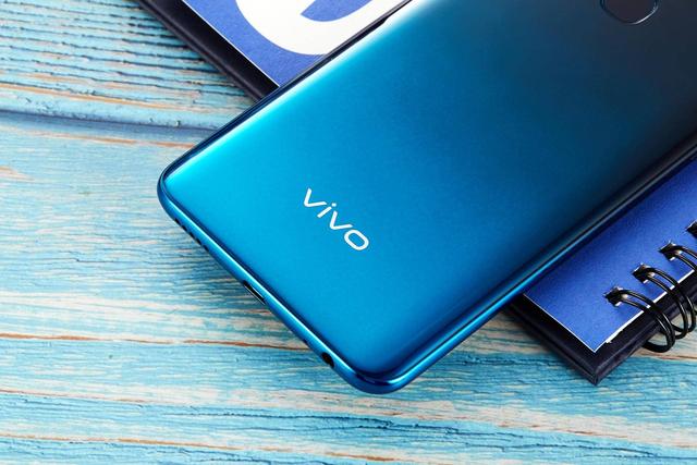 vivo s1冰湖蓝真机图赏:一见倾心,尽享宽广视野