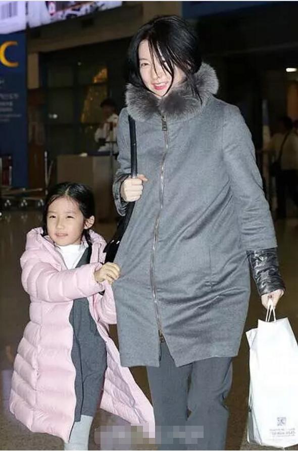 李英爱8岁女儿近照,长开后比咘咘还漂亮,鼻子脸型就赢在起跑线