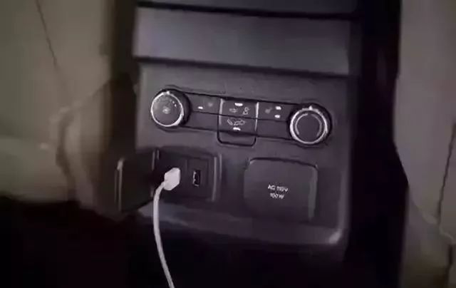 为什么在车内给手机充电越充越少！