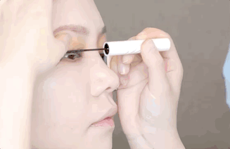 泫雅最新旅行照挑战性感极限？“性感小马儿”称号不是浪得虚名