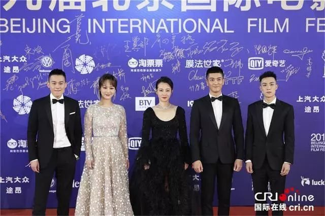 热巴摔跤上头条，接连两档大热综艺，要做唱跳演全能艺人