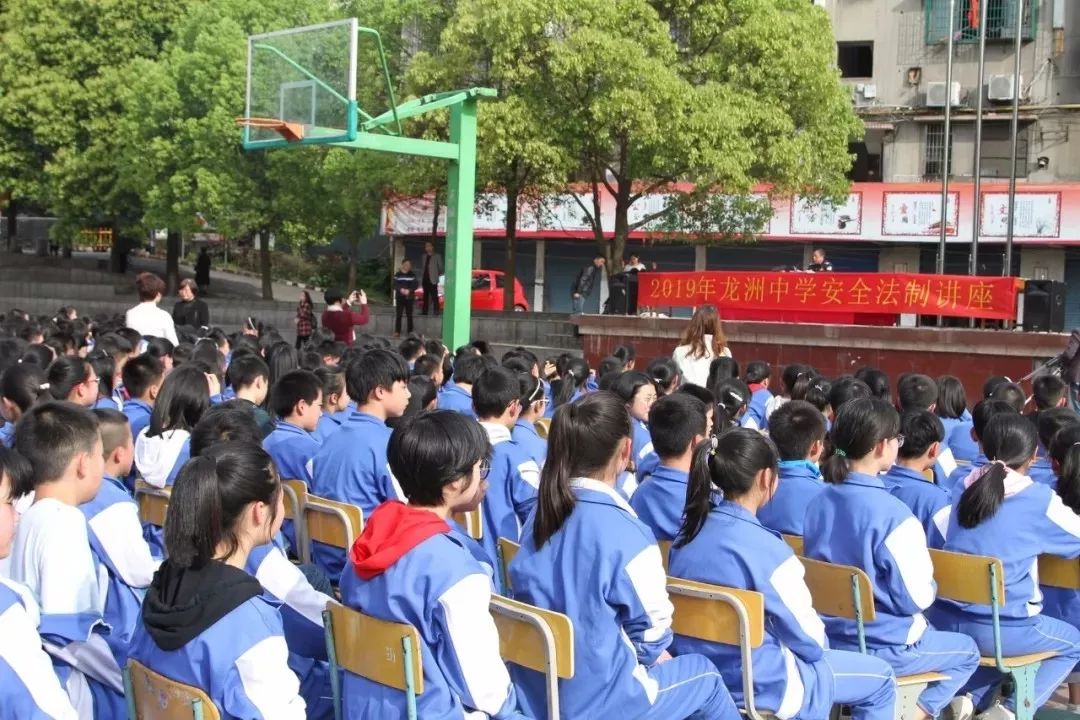 益阳一中学生校外遭欺凌,被堵挨打,抢走手机.