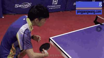 专业队反手拨球时,身体会前倾到这个程度,脚下站位和业余也不同
