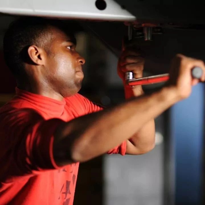 为什么老司机去4S店保养，都不进休息室？里面猫腻不少！