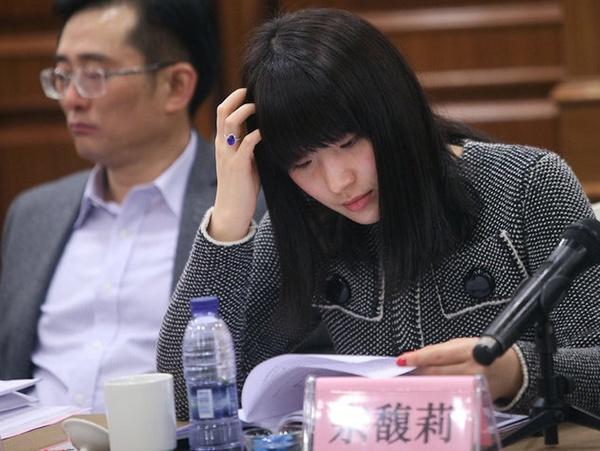 娃哈哈公主无缘接班，身家30亿美元却和父亲竞争，37岁仍单身