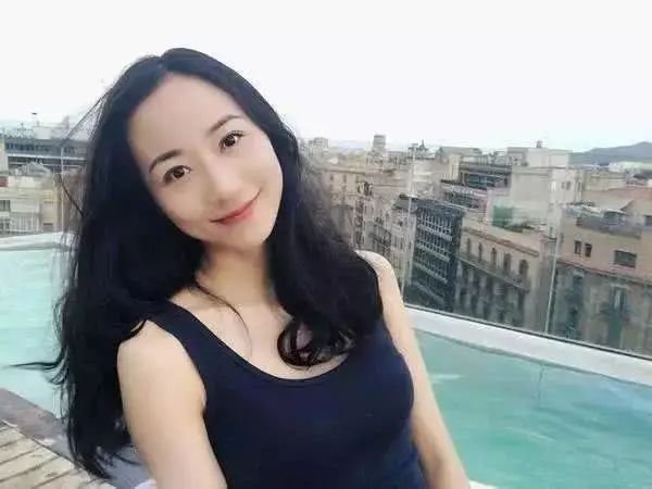强捧崩了！承包芒果台，资源逆天，难道她真是个“空壳花瓶”？