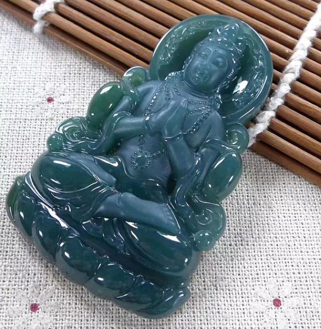 老蓝水翡翠的价格怎么样?为什么老蓝水翡翠是黑的?
