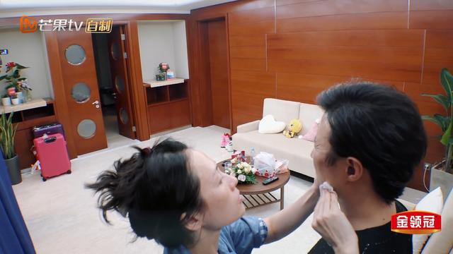 《妻子2》汪峰摘眼镜面貌大曝光 网友:没想到是这个样子!