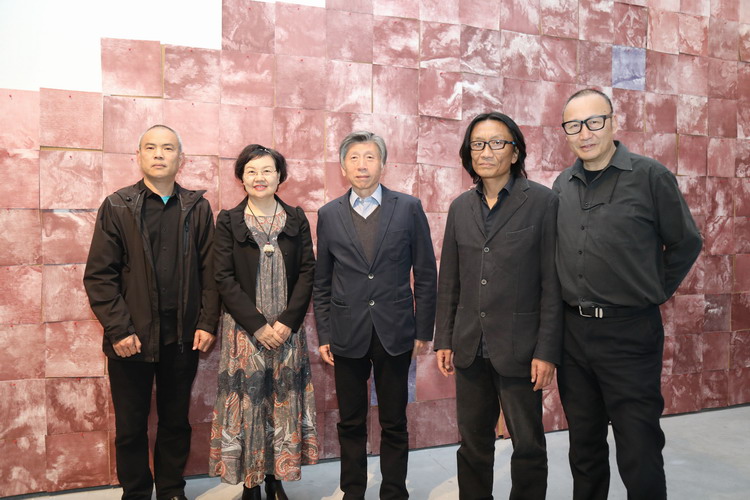 中国美术家协会主席,中央美术学院院长范迪安在展览现场